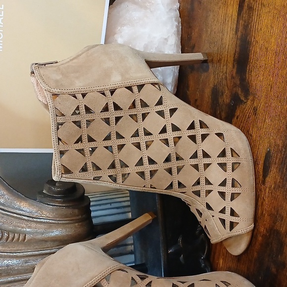 Michael Kors Lazer Cut Stylish Tan Peep-Toe Ankle Boots Sz 11 - Picture 4 of 7